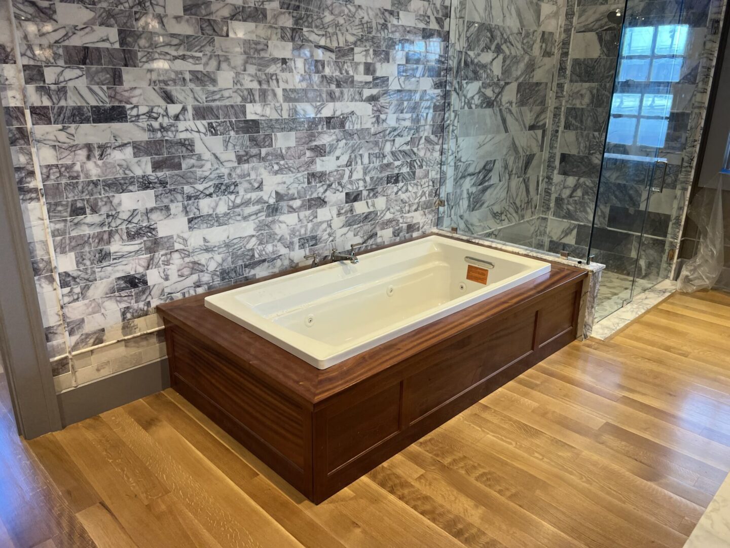 Bath tub with granite tiles walls